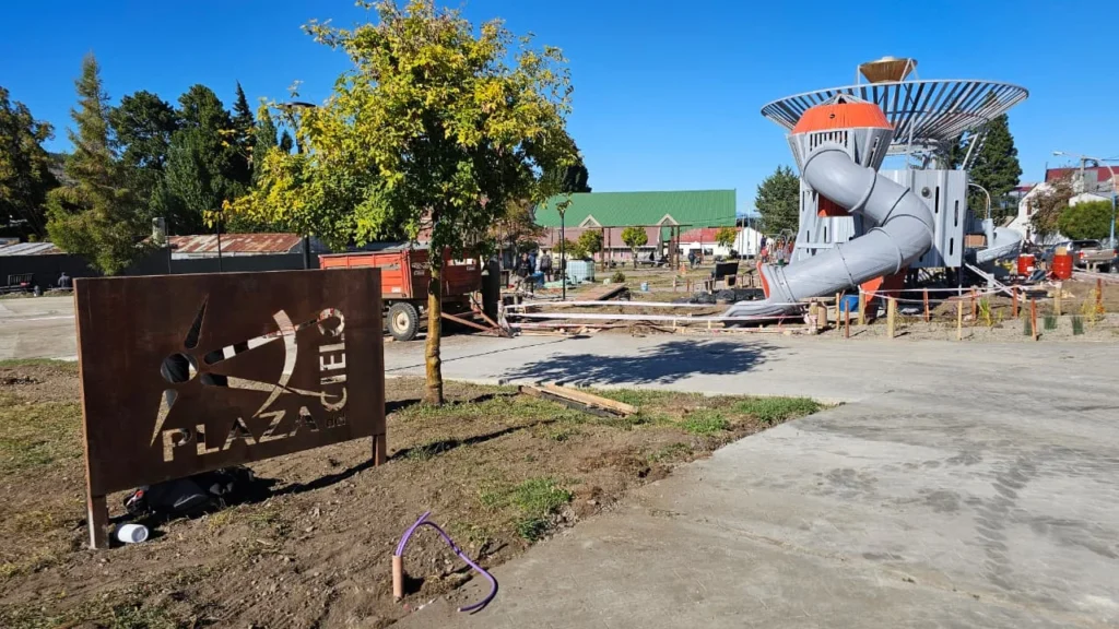Esquel cuenta con la primera plaza con horario amigable del país y el empuje de una red de familias