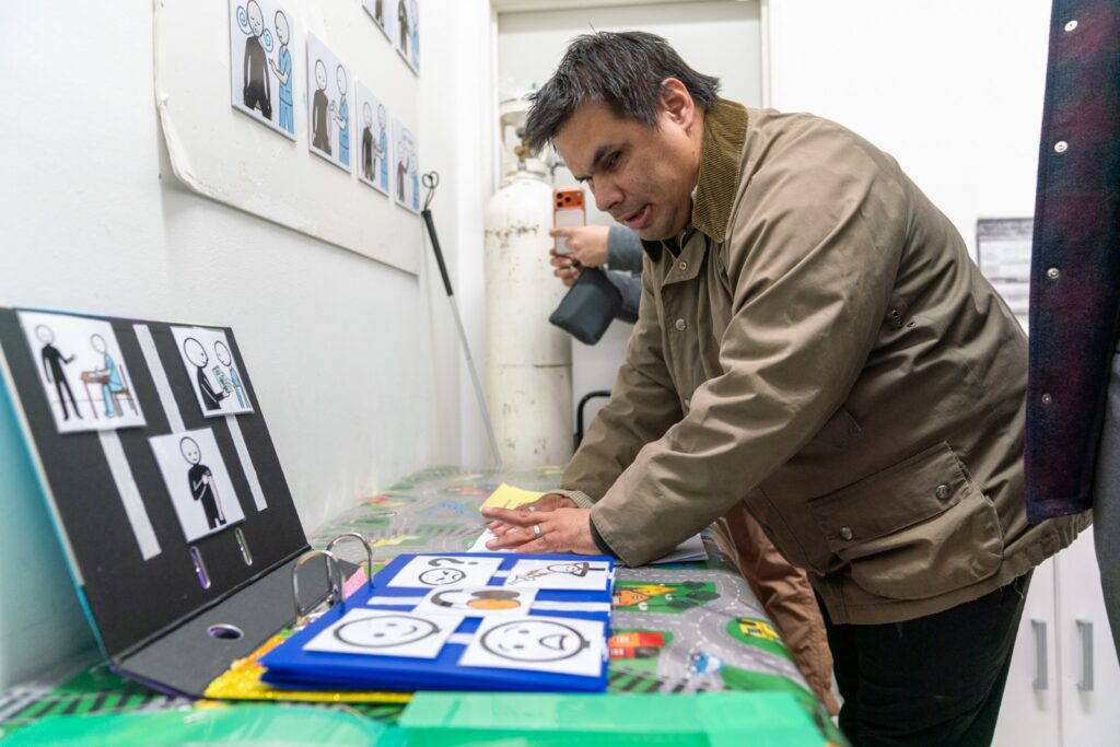 Salud accesible: Lanzan el proyecto “TEAcompaña” con herramientas cognitivas y Braille en el Vacunatorio Central